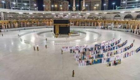 Kəbəyə toxunmaq qadağan olundu