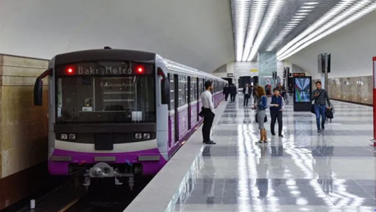 Metroda iki qız qatar yoluna düşdü - YENİLƏNİB