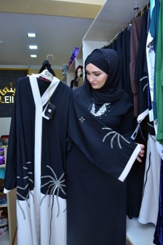 "Leila-abaya" brend hicab geyimləri mağazasının sahibi : "Xanımlarımızın təsəttürə uyğun geyinmələrinə şərait yaradırıq"