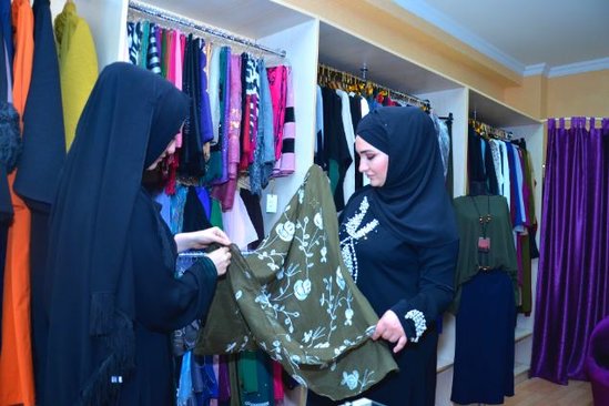"Leila-abaya" brend hicab geyimləri mağazasının sahibi : "Xanımlarımızın təsəttürə uyğun geyinmələrinə şərait yaradırıq"