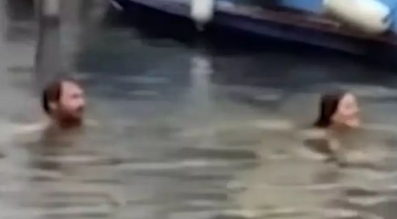 Turist cütlük bu hərəkətinə görə Venesiyadan qovuldu - VİDEO