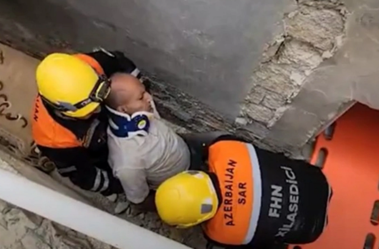 Bakıda təmir işləri zamanı kişi yıxıldı, FHN xilas etdi - ANBAAN GÖRÜNTÜ
