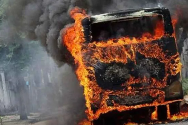 Turistləri daşıyan avtobus yandı, 20 nəfər öldü