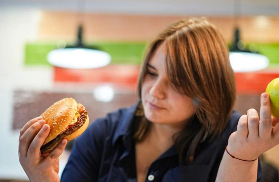 Psixoloq qidalanmanın əhvali-ruhiyyəyə təsirindən danışdı