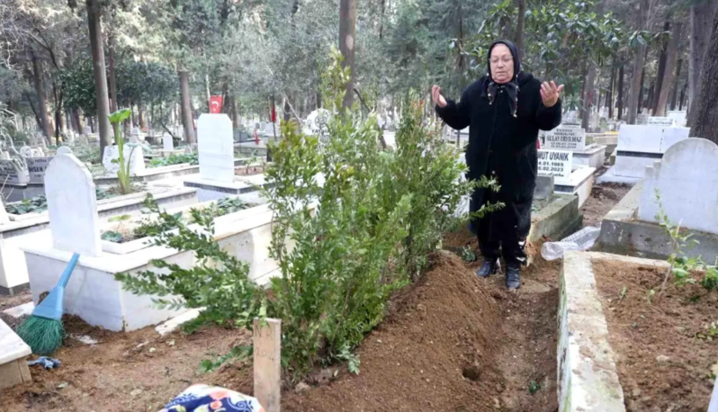 Zəlzələdə itkin düşən bacısının məzarını tapdı, illər sonra dəfn etdi - VİDEO