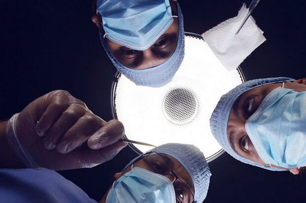 Özü ilə bağlı məqamı deməyi unudan pasiyent əməliyyat zamanı həkimlərə qorxulu anlar yaşatdı