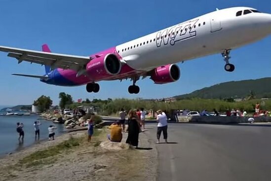 Alçaqdan uçan təyyarə turistləri qorxutdu – VİDEO