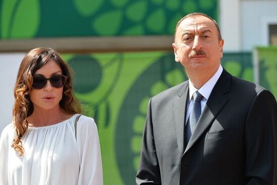 İlham Əliyev və Mehriban Əliyeva "Diri Baba" türbəsində aparılan yenidənqurma işləri ilə tanış olublar