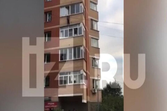 4-cü mərtəbədən yıxılan uşaq sağ qaldı - VİDEO