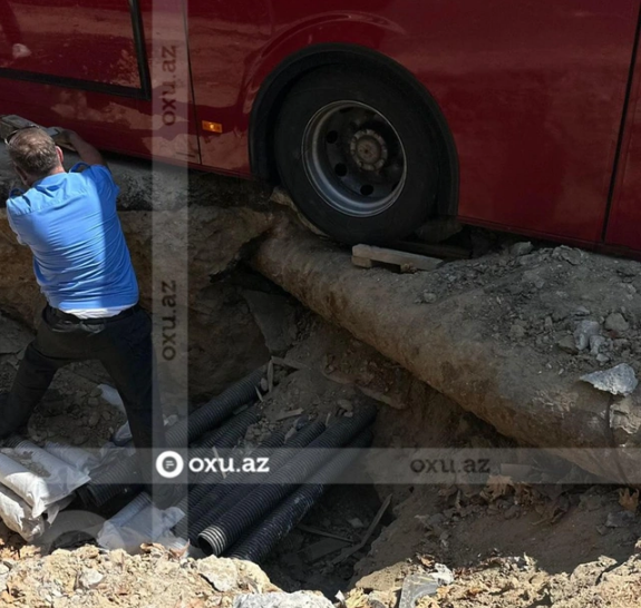 Sərnişin avtobusu şəhər mərkəzində çuxura düşdü
