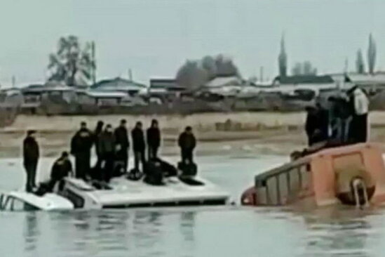 Buz qırıldı: Fəhlələr çayın ortasında avtobusun damında kömək gözlədi - VİDEO