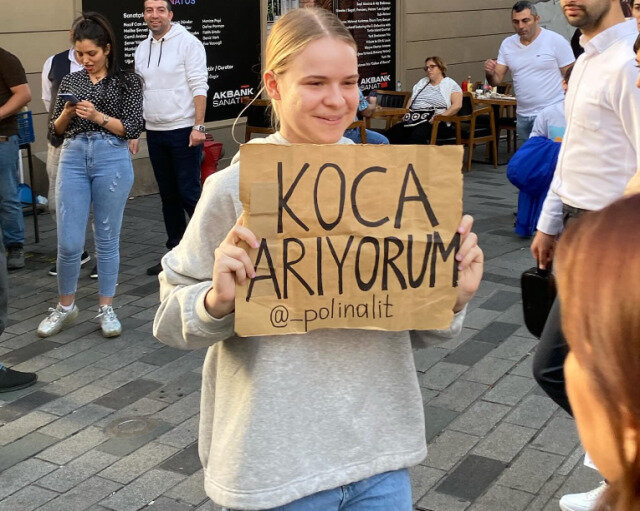 Gənc qız "ər axtarıram" plakatı açdı... Paylaşımlar rekord qırdı - VİDEO