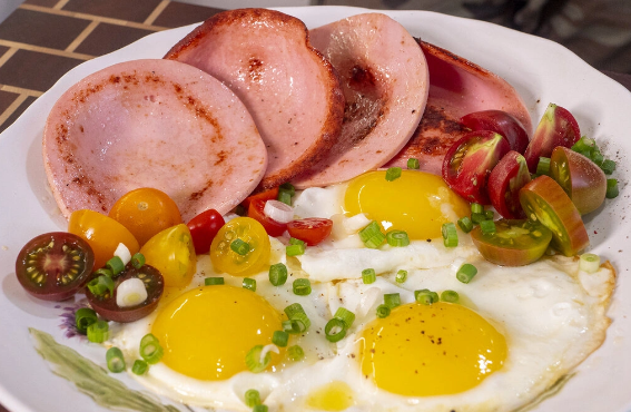 Rusiyalı endokrinoloq: "Kolbasa müntəzəm yeyildikdə xərçəng riskini artırır"