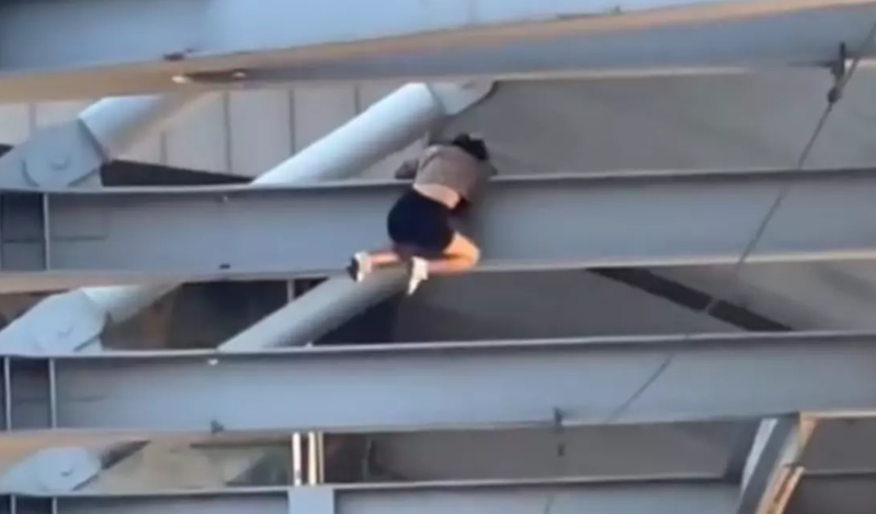 İntihara cəhd edən qız son anda xilas edildi - VİDEO