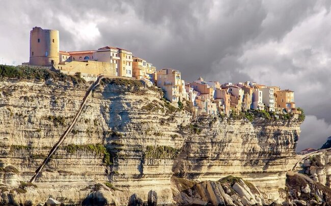 Sahibkarlar: "Korsikaya dair qərarları ada sakinləri özləri verməlidirlər"