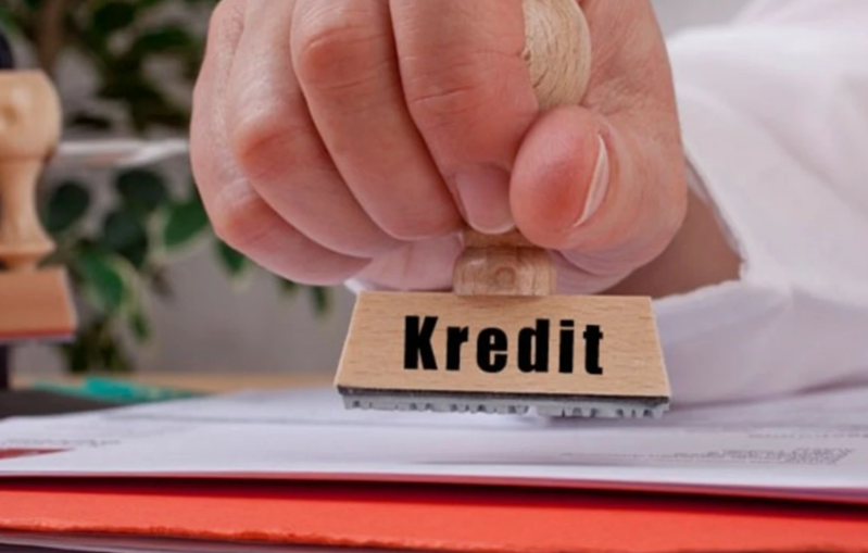 Bankların kredit zamanı qohum və tanışların nömrəsini istəməsi qanun pozuntusudurmu? – Vəkil açıqladı