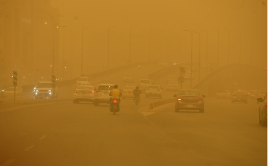 Qum fırtınası insanları boğdu
