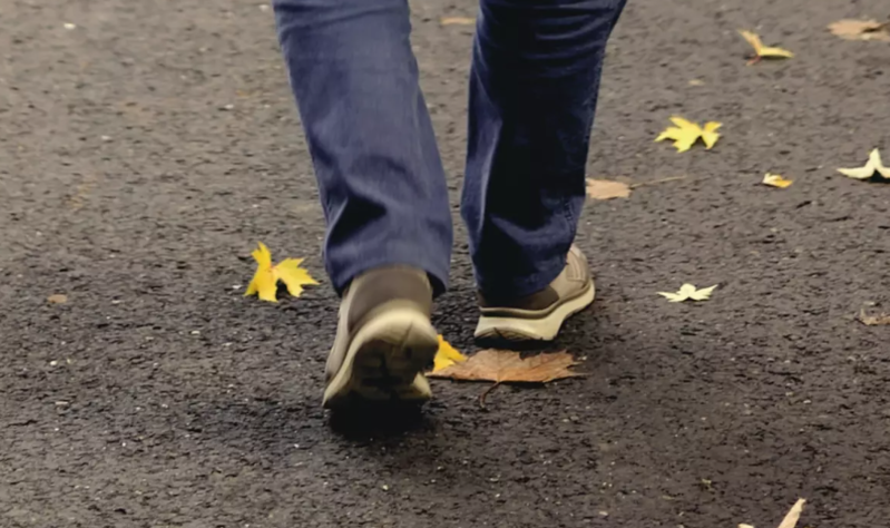 Küçədə ayağına ilişən daş sayəsində milyonçu oldu