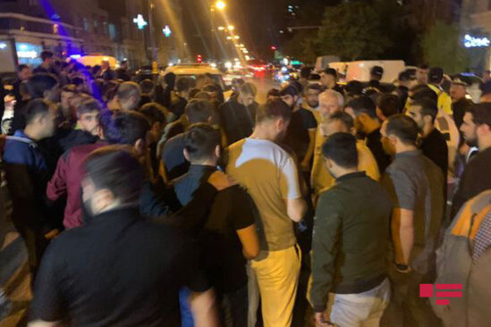 Görmə qüsurlu şəxsi və ona kömək edəni avtomobil vurdu: Ölən və yaralanan var