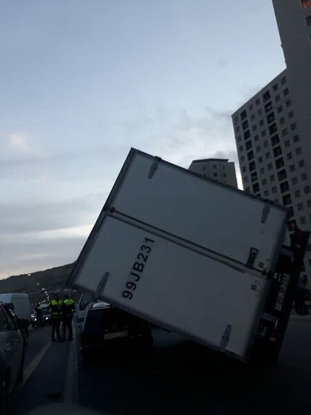 Bakıda külək yük avtomobilini aşırdı - FOTO