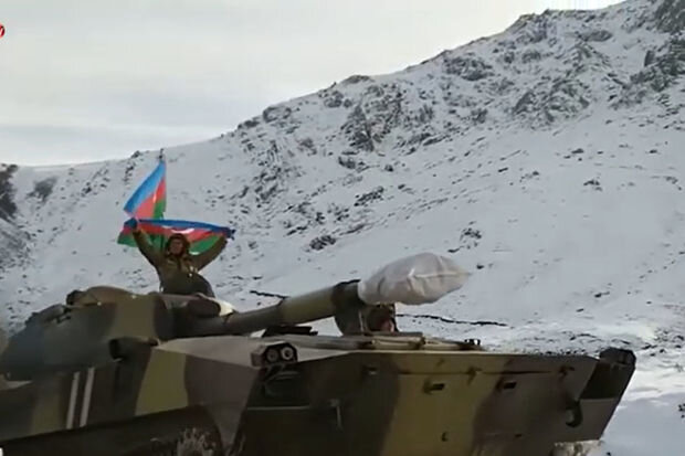 Kursantlar Zəfər zirvəsinə bayraq sancdı – VİDEO