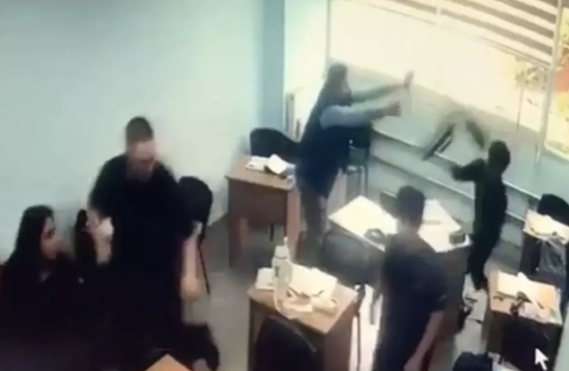 Özəl hazırlıq kurslarından birində dəhşət: Naməlum şəxs şagirdi bıçaq və çubuqla vurdu - VİDEO