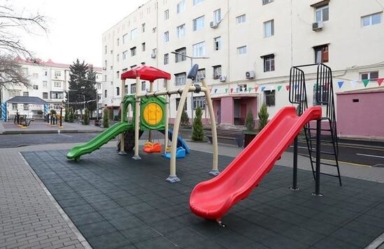 Leyla Əliyeva Bakıda abadlaşdırılan daha bir həyətin açılışını edib, ağac əkib - FOTO