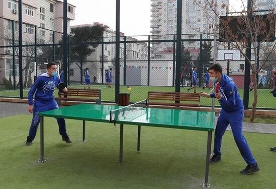 Leyla Əliyeva Bakıda abadlaşdırılan daha bir həyətin açılışını edib, ağac əkib - FOTO