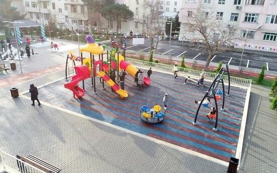 Leyla Əliyeva Bakıda abadlaşdırılan daha bir həyətin açılışını edib, ağac əkib - FOTO