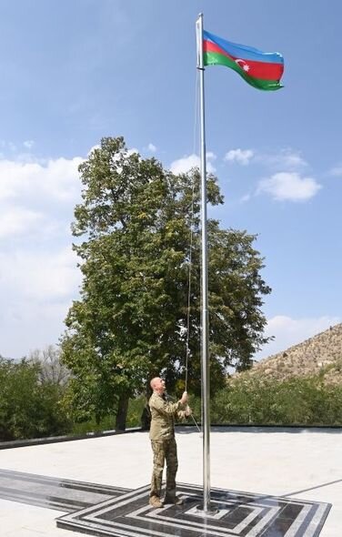 Prezident Laçın şəhərində Azərbaycan Bayrağını ucaldıb - FOTO/VİDEO