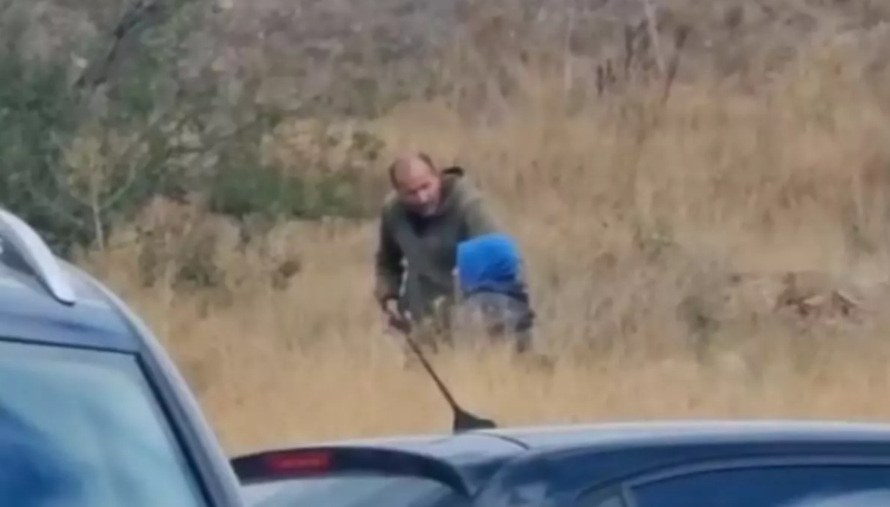 Kişi keçmiş həyat yoldaşını silahla girov götürdü - VİDEO