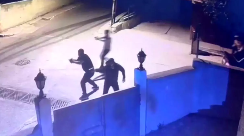 19 yaşlı gənc küçədə silahlı hücuma məruz qaldı - VİDEO