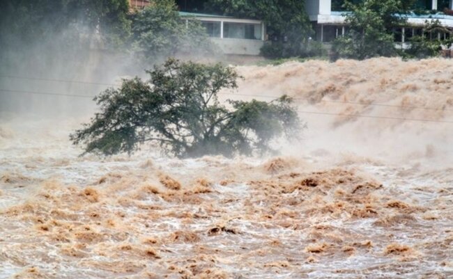 Leysan yağıb, sel keçib