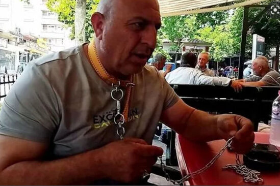 Küçədə it boyunluğu ilə gəzən adam: "Məqsədim nəfsimi yenib özümü məscidə aparmaqdır" - VİDEO