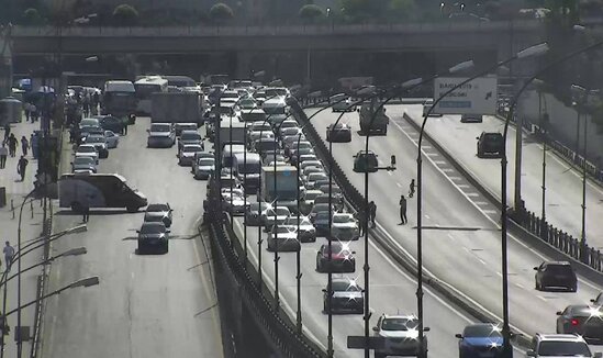 Bu küçədə qəza səbəbilə sıxlıqdır