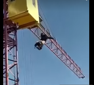 Krandan özünü atan gəncin DƏHŞƏTLİ GÖRÜNTÜLƏRİ - VİDEO