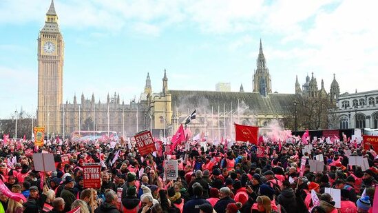 Londonda tibb bacıları ədalətli maaş üçün etiraz edir