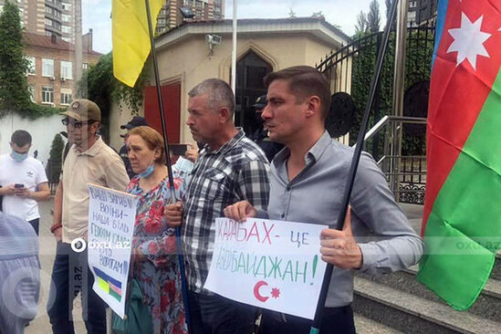 Müharibəyə könüllü gedən soydaşımız: "Dünən Rusiya hərbi helikopterləri bizim şəhərə hücum etdilər" - FOTO