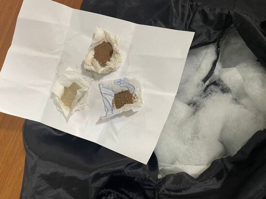 Təcridxanadakı qardaşına narkotik keçirərkən saxlanıldı