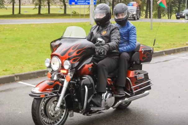Lukaşenko Amerika motosikleti sürür