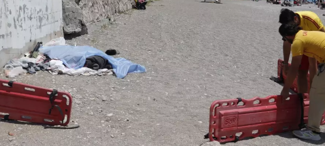 Evsiz şəxs sahildə ölü tapıldı