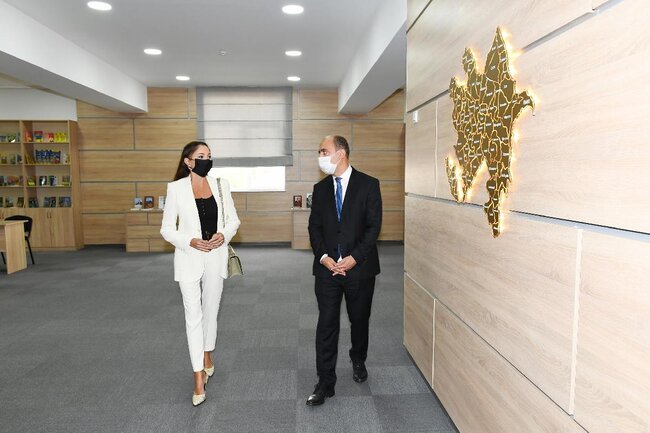 Mehriban Əliyeva Binədə yeni inşa edilən məktəbdə - FOTOLAR