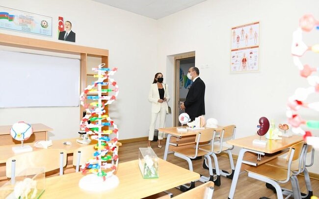 Mehriban Əliyeva Binədə yeni inşa edilən məktəbdə - FOTOLAR