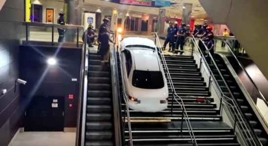 Oğurlanan avtomobil metroya görün necə girdi?-VİDEO