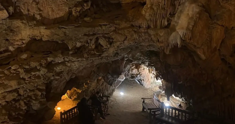 Bu mağarada 15 gün boyunca gündə yarım saat qalan ölümdən başqa bütün dərdlərinə çarə tapır