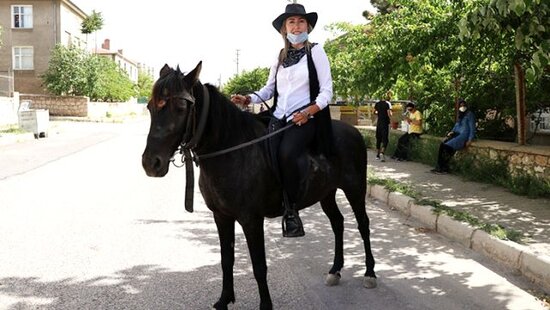 Qadın "kovboy" kimi at minərək ərazini yoxladı- FOTO