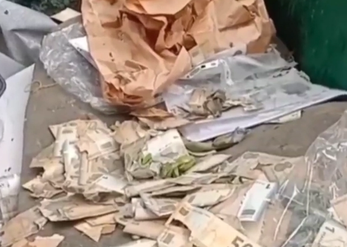 Bakıda zibil qutusunda tapılan manatlar: Saxta, yoxsa yararsız?