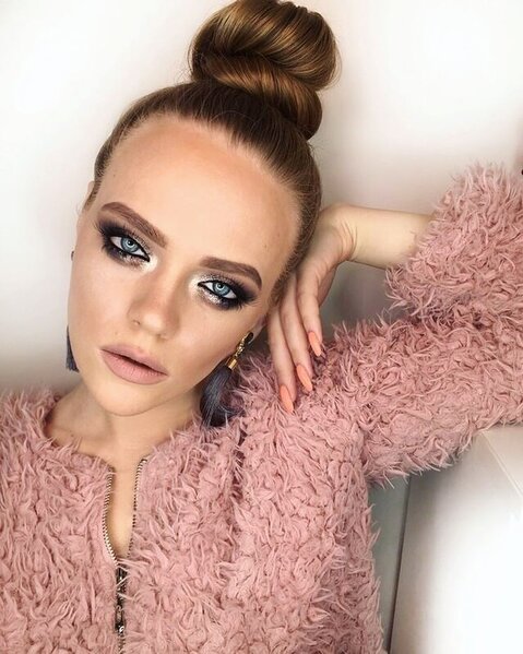 Doğum evindəki fotosu ilə gündəmə gələn qadın bloqer imiş