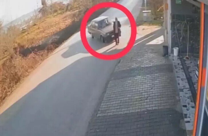 Avtomobilin vurduğu piyada havaya uçdu - VİDEO