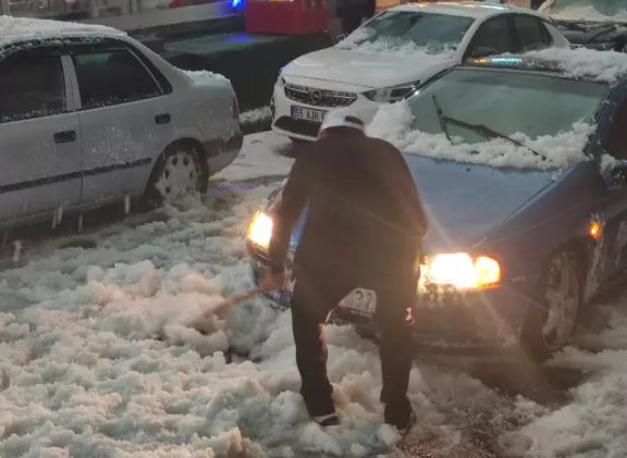 May ayının sonunda qış geri döndü: Şəhər ağ örpəyə büründü - VİDEO